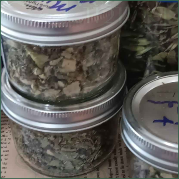 Small jars of loose leaf tea.